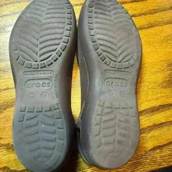 Crocs Women's Brown Slip On Round Toe Jayna Singback Flats- Shoes Size 7 - Picture 2 of 2